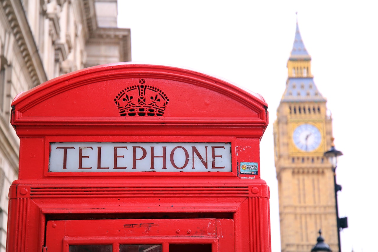 Oxford Street in London - One of London's busiest streets – Go Guides